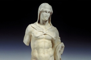 Το μικρό άγαλμα, (0,54 μ) του Ηρακλή (τέλος 4ου αι. πΧ.), το οποίο εκτίθεται στο Εθνικό Αρχαιολογικό Μουσείο (αίθουσα του Βωμού), ανακαλύφθηκε το 1885, απέναντι από το σημείο που βρέθηκε η κεφαλή του Ερμή