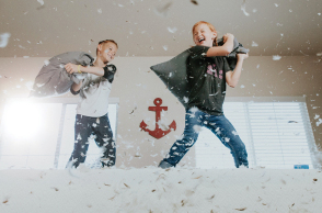 Παιδιά που παίζουν μαξιλαροπόλεμο