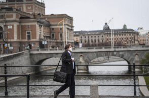 Στοκχόλμη: Άνδρας με προστατευτική μάσκα για τον κορωνοϊό διασχίζει γέφυρα στην πρωτεύουσα της Σουηδίας