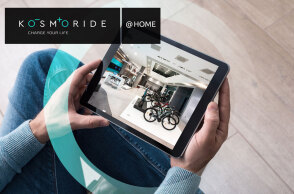 Άνδρας κρατάει τάμπλετ στα χέρια του που δείχνει χώρο με ποδήλατα