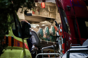 Νοσοκομείο «Ευαγγελισμός»: Διασωληνωμένος ασθενής με κορωνοϊό από τη Βόρεια Ελλάδα μέσα στην ειδική κάψουλα σε ασθενοφόρο του ΕΚΑΒ