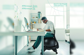 Άνδρας καθισμένος σε καρέκλα-μπάλα Fit-Chair® μπροστά σε γραφείο