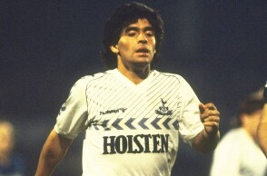 Ο Ντιέγκο Μαραντόνα με φανέλα της ομάδας ποδοσφαίρου Τότεναμ