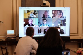 Κυριάκος Μητσοτάκης παρακολουθεί τη διαδικτυακή διδασκαλία