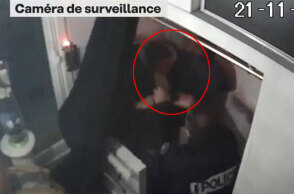 Αστυνομικοί ξυλοκοπούν μουσικό έξω από στούντιο στο Παρίσι