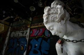 Φωτογραφικό στιγμιότυπο από τα κλειστά μαγαζιά στην Αθήνα