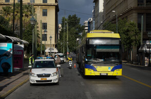 Lockdown στην Αθήνα: Τρόλεϊ και περιπολικό της Δημοτικής Αστυνομίας σε κεντρικό δρόμο της πόλης