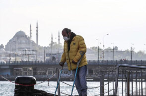 Άνδρας με πατερίτσα και προστατευτική μάσκα για τον κορωνοϊό στην Κωνσταντινούπολη