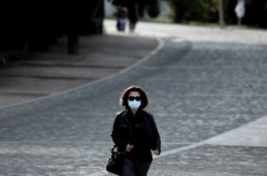 Πολίτες με μάσκα στο κέντρο της Αθήνας 