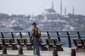 Γυναίκα με ηλεκτρικό πατίνι και μάσκα για τον κορωνοϊό, με φόντο την Αγία Σοφία 