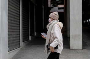 Κοπέλα με σκούφο για το κρύο και μάσκα