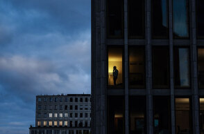 Βερολίνο: Εργαζόμενος σε συγκρότημα γραφείων μιλά στο τηλέφωνο