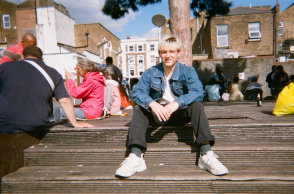 O Finlay έρχεται από το Γιορκσάιρ και συστήνεται με το πρώτο του μίνι άλμπουμ με τίτλο «Self & The Others»