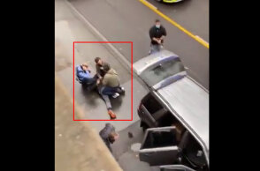 Πεσμένος στην άσφαλτο με χειροπέδες στα χέρια ο οδηγός του οχήματος που παρέσυρε και σκότωσε πεζούς στη γερμανική πόλη Τρίερ