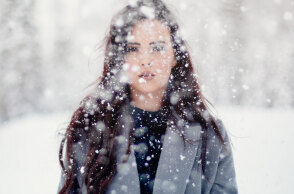 μελαχρινή κοπέλα σε χιονόπτωση