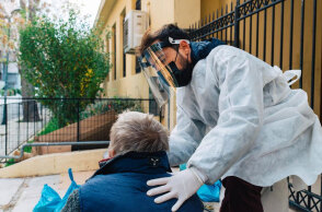 Rapid test και θερμομέτρηση σε άστεγο στο κέντρο της Αθήνας