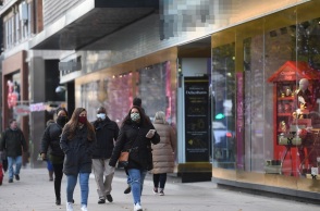 Πολίτες με μάσκα στο Λονδίνο