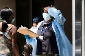 Υγειονομικός υπάλληλος με προστατευτική μάσκα έξω από διαγνωστικό κέντρο για τον κορωνοϊό στη Νέα Υόρκη