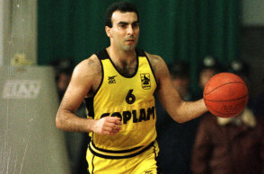 Ο Νίκος Γκάλης με τη φανέλα του Άρη