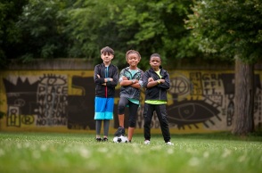 Τρία παιδιά με αθλητικά ρούχα