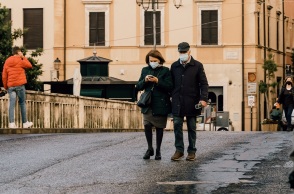 Πολίτες με μάσκα σε δρόμο της Ιταλίας