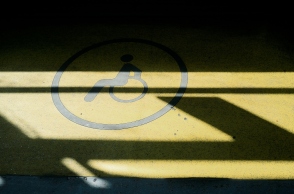 Ένδειξη για πρόσβαση Ατόμων με Αναπηρία σε δρόμο