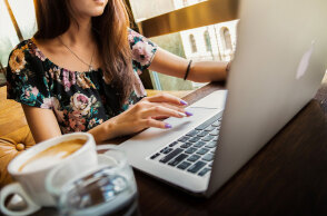 Εργαζόμενη στο σπίτι