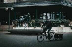 Πολίτης με μάσκα σε δρόμο της Γερμανίας