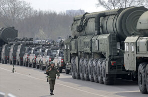 Ρώσος στρατιώτης περιπολεί δίπλα σε στρατιωτικά οχήματα στη Μόσχα