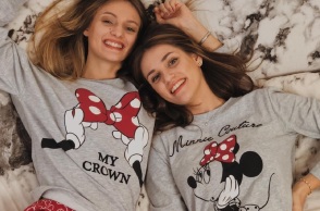 Κοπέλες ξαπλωμένες σε κρεβάτι με ασορτί πιτζάμες Yamamay με τη Minnie