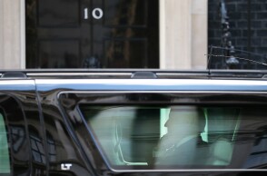 Ο Τζο Μπάιντεν στη λιμουζίνα του έξω από την Ντάουνινγκ Στριτ στο Λονδίνο