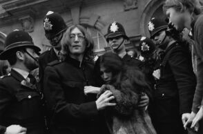 Ο Τζον Λένον και η Γιόκο Όνο εξέρχονται από το δικαστήριο