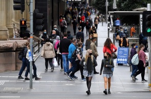 Στιγμιότυπο από την καθημερινότητα στην Αυστραλία - Πολίτες φορούν τη μάσκα τους 