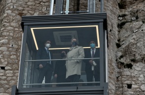 Στιγμιότυπο από τα εγκαίνια του νέου αναβατορίου στην Ακρόπολη