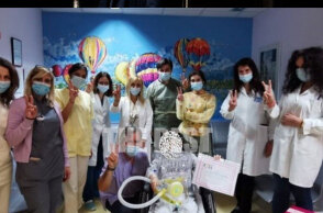 Πάτρα: Βγαίνει ο 8χρονος από τη ΜΕΘ στο νοσοκομείο Παίδων του Ρίου, με γιατρούς και νοσηλευτές να του κάνουν ένα συγκινητικό δώρο και να βγάζουν μαζί του μια αναμνηστική φωτογραφία