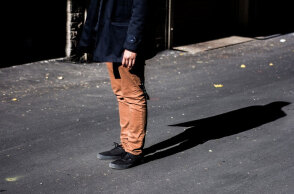 Άνδρας στέκεται στη μέση του δρόμου