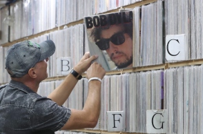 Άνθρωπος που αναζητά σε δισκοθήκη βινύλιο του Μπομπ Ντίλαν