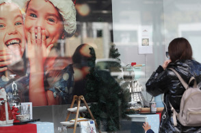  ΣΤΙΓΜΙΟΤΥΠΑ ΑΠΟ ΧΡΙΣΤΟΥΓΕΝΝΙΑΤΙΚΕΣ ΒΙΤΡΙΝΕΣ ΣΤΗ ΑΓΟΡΑ ΤΗΣ ΓΛΥΦΑΔΑΣ