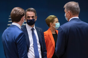 Ο πρωθυπουργός Κυριάκος Μητσοτάκης συνομιλεί με τον καγκελάριο της Αυστρίας Σεμπάστιαν Κουρτς στη Σύνοδο Κορυφής της ΕΕ στις Βρυξέλλες