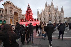 Μιλάνο: Κάτοικοι με μάσκα για τον κορωνοϊό βγάζουν φωτογραφίες με φόντο το χριστουγεννιάτικο δέντρο στην  Piazza del Duomo