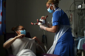 Νοσηλεύτρια δίνει το νεογέννητο μωρό στη μητέρα του