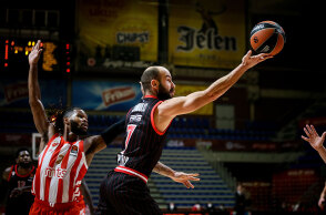 Ο Βασίλης Σπανούλης σε προσπάθειά του κόντρα σε παίκτες του Ερυθρού Αστέρα