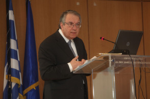 Γιώργος Μπαμπινιώτης: Με νέα ανάρτησή του στο Facebook, ο καθηγητής Γλωσσολογίας και λεξικογράφος προτείνει την ελληνική απόδοση του όρου των ημερών, click away