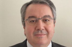 Ο καθηγητής πολιτικής της Υγείας στο LSE, Ηλίας Μόσιαλος εξαίρει τον γνωστό παρουσιαστή Τάκη Τσουκαλά για τη στάση του απέναντι στο εμβόλιο του κορωνοϊού