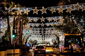 Ντύθηκαν στα γιορτινά τους οι Πειραιώς, Σκουφά, Νηλέως, Σταδίου, Ερμού, Ερατοσθένους, Αχαρνών, Φωκίωνος Νέγρη, Λιοσίων, Ομόνοια, Σταδίου, Πανεπιστημίου, Γκύζη