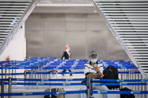 Εικόνα από το αεροδρόμιο «Ελευθέριος Βενιζέλος» στα Σπάτα εν μέσω κορωνοϊού