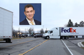 Οι νταλίκες στο Μίσιγκαν με τις πρώτες δόσεις του εμβολίου της Pfizer - Ένθετη: Ο πρόεδρος και CEO της εταιρείας Άλμπερτ Μπουρλά