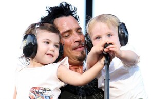 Ο τραγουδιστής Chris Cornell μαζί με τα παιδιά του στη συναυλία του στην Αθήνα το 2007