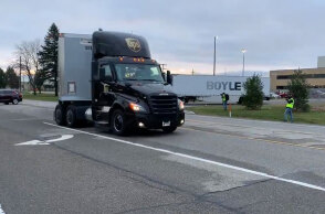 Νταλίκες με κοντέινερ βγαίνουν από τις εγκαταστάσεις της Pfizer στο Μίσιγκαν των ΗΠΑ - Μεταφέρουν τις πρώτες δόσεις του εμβολίου κατά του κορωνοϊού