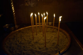 Αναμμένα κεριά σε εκκλησία